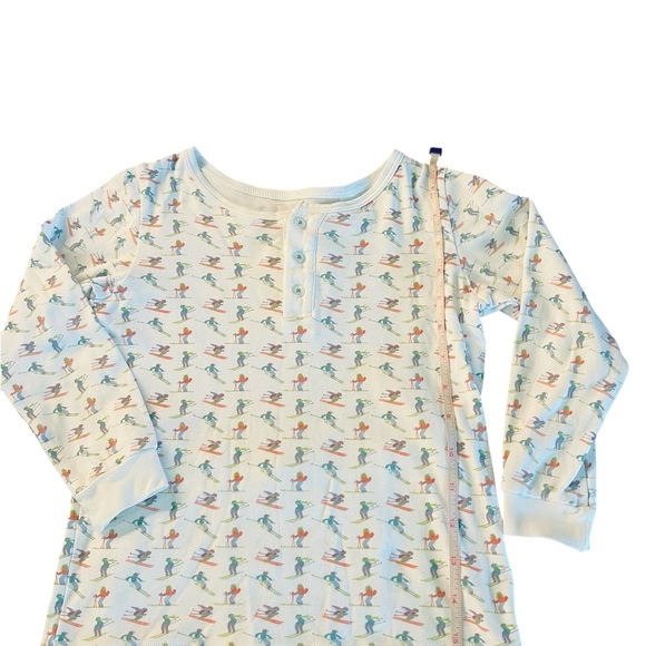 Lila and Hayes White Pajama Set with Long Sleeves and a Ski Pattern Size 6 - Picture 4 of 10